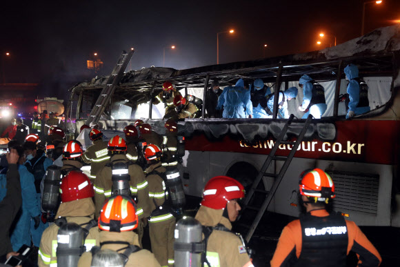 [경부고속도로 화재 사고] 불길 휩싸인데도 승객들 탈출 못한 이유 
