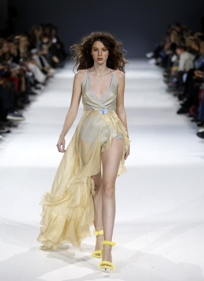 13일(현지시간) 우크라이나 키예프에서 열린 패션위크에서 우크라이나 디자이너 브랜드 ‘Aysina’ 의 의상을 입은 모델들이 런웨이를 걷고 있다.<br>AP 연합뉴스