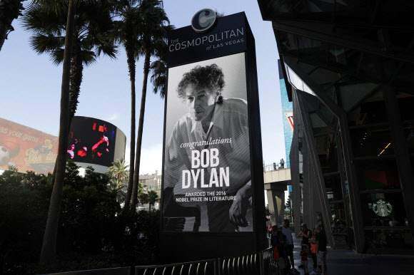 13일(현지시간) 미국 라스베이거스에 2016 노벨문학상을 수상한 미국의 포크 가수 밥 딜런을 축하하는 메시지와 대형 사진이 거리 한복판에 걸렸다. AP 연합뉴스