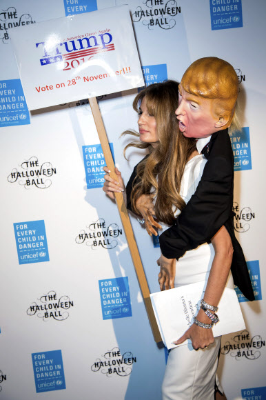 제미마 칸이 13일(현지시간) 영국 런던에서 열린 영국 유니세프 핼러윈 가장무도회에서 美 대선후보 도널드 트럼프 인형을 등에 업고 투표를 독려하는 피켓을 들고 등장했다. AP 연합뉴스