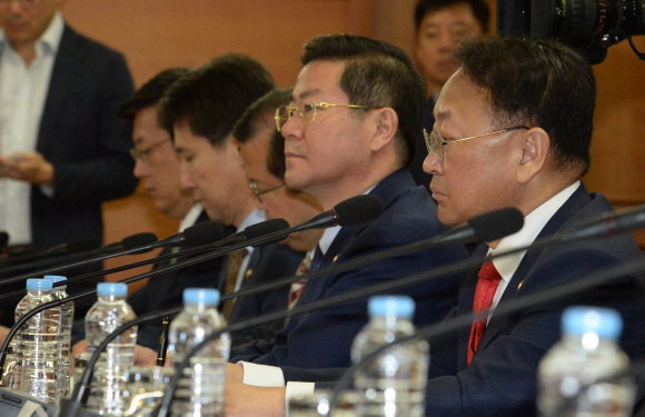 성영훈(오른쪽 두 번째) 국민권익위원장을 비롯한 관계 장관들이 황 총리의 발언을 경청하고 있다. 이언탁 기자 utl@seoul.co.kr