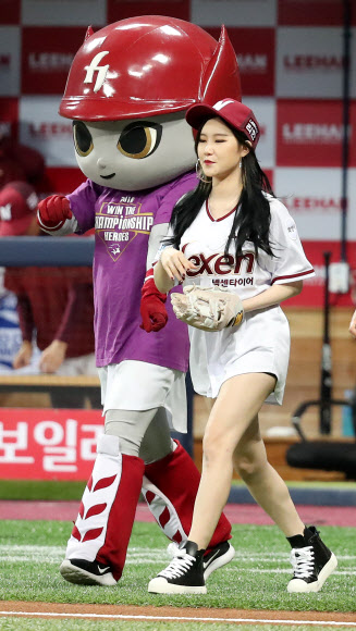 14일 오후 서울 구로구 고척 스카이돔에서 열린 2016 프로야구 준플레이오프 1차전 LG 트윈스 대 넥센 히어로즈 경기에서 걸그룹 피에스타의 예지가 시구하기 위해 마운드로 향하고 있다. 연합뉴스