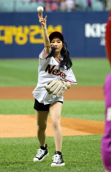 14일 오후 서울 구로구 고척스카이돔에서 열린 2016 프로야구 준플레이오프 2차전 LG 트윈스 대 넥센 히어로즈 경기에서 걸그룹 피에스타의 예지가 시구하고 있다. 연합뉴스
