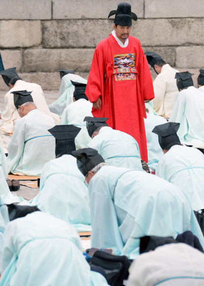 16일 오전 서울시가 종로구 경희궁에서 서울시 전통문화행사의 하나로 개최한 조선시대 인재 등용문인 과거제  재현 행사에 참여한 시민들이 경제불황 극복 염원을 담은 시제 ’원 강상확립 경제부흥’ 시제에 맞춰 옥편을 찾아가며 과문(답안지)을 작성하고 있다.   2016.10.16 강성남 선임기자 snk@seoul.co.kr