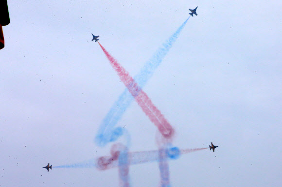 화려한 기동 선보이는 블랙이글스