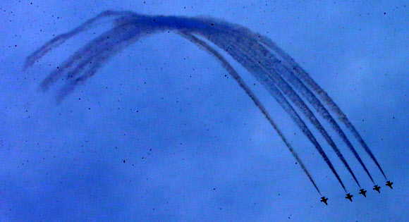 화려한 기동 선보이는 블랙이글스