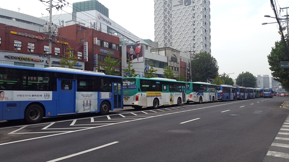 서울 지하철 1호선 고장…꽉 막힌 버스 전용차로