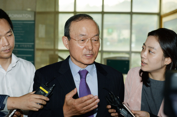 17일 오후 북한대학원대학교에서 퇴근하고 있는 송민순 전 외교부 장관이 기자들의 질문에 대답하고 있다. 이언탁 기자 utl@seoul.co.kr
