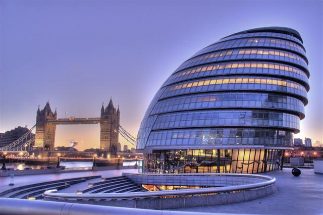 ‘유리달걀’이라는 별명을 갖고 있는 영국 런던시청은 건물이 한쪽으로 기울어져 있어서 직사광선을 최대한 피하고 자연적으로 그늘이 지도록 해 실내온도를 낮추는 효과를 낸다.  위키피디아 제공