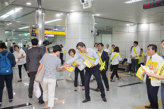 강 구청장이 맞춤형 복지서비스 제공을 위한 서구복지박람회 홍보 캠페인을 서구청역에서 펼치고 있다. 인천 서구 제공