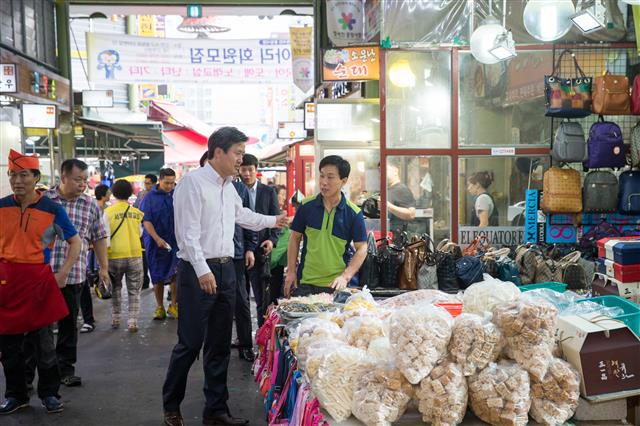 강 구청장이 전통시장인 정서진 중앙시장을 방문해 상인들의 애로 사항을 듣고 있다. 인천 서구 제공