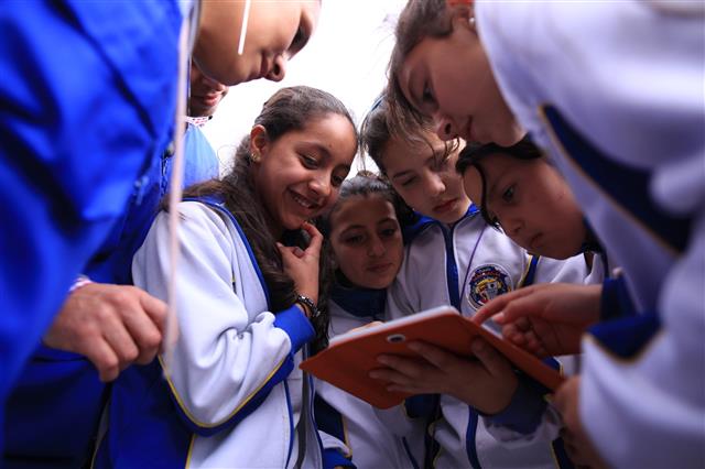 삼성전자 콜롬비아법인 직원들이 ‘2016 삼성 글로벌 자원봉사 대축제’가 시작된 지난 4일 보고타의 중학교에서 태블릿 활용 교육봉사에 나선 장면을 삼성이 17일 공개했다. 삼성 제공