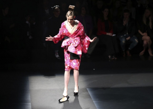 한 모델이 17일(현지시간) 일본에서 열린 ‘도쿄 패션위크 2017 봄/여름 콜렉션’ 중 일본 뮤지션 요시키가 디자인한 작품을 선보이던 중 구두가 벗겨져 당황하고 있다. AP 연합뉴스
