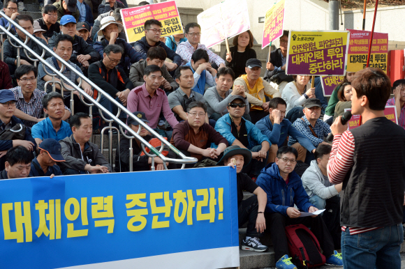 18일 오후 서울역광장 계단에서 철도노조 수도권지역 차량 조합원들이 최근 대체인력의 투입으로 일어난 사고를 보고하고 시민안전 위협하는 대체인력 투입중단을 요구하는 집회를 하고 있다.   강성남 선임기자 snk@seoul.co.kr