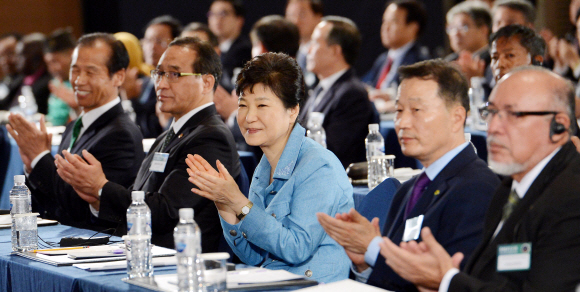 박근혜 대통령이 18일 강원도 평창 알펜시아 컨벤션센터에서 열린 2016 지구촌 새마을 지도자대회 개막식에서 각국의 성공사례 발표가 끝나자 박수치고 있다.  청와대사진기자단