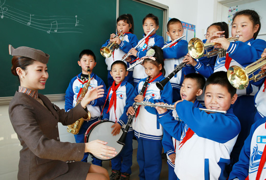 18일 중국 치치하얼시에 위치한 터우짠진 중심학교에서 열린 ‘아름다운 교실’ 자매결연 행사에서 아시아나항공 객실승무원이 음악 수업을 진행하고 있다.  아시아나항공 제공 
