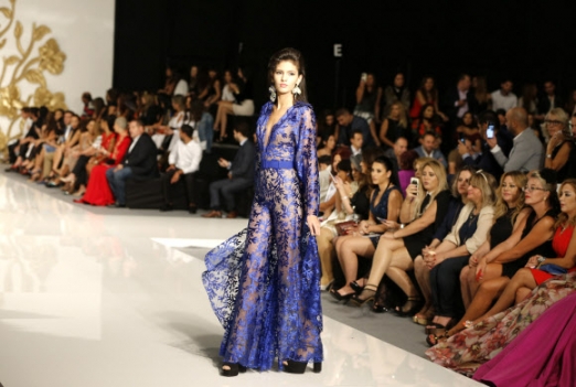모델이 18일(현지시간) 레바논에서 열린 ‘La Mode A Beyrouth’ 패션위크 중 레바논 패션 디자이너 Fouad Sarkis의 작품을 선보이고 있다. AFP 연합뉴스