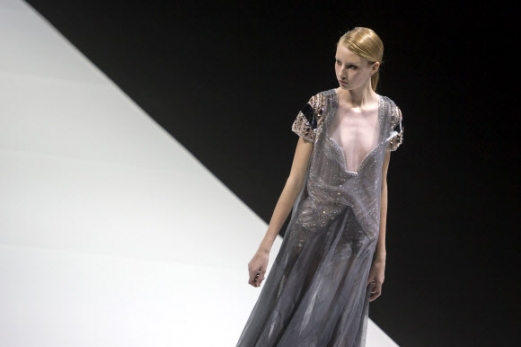 모델이 18일(현지시간) 러시아 모스크바에서 열린 모스크바 패션위크 중 러시아 패션 디자이너 Valentin Yudashkin의 작품을 선보이고 있다. AP 연합뉴스