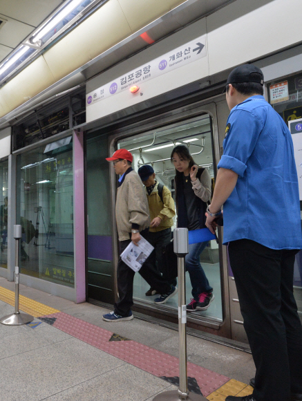 19일 오전 서울 지하철 5호선 김포공항역에서 승강장안전문(스크린도어)에 30대 남성이 끼어 숨지는 사고가 발생한 가운데 시민들이 지하철에서 내리고 있다. 2016. 10. 19 손형준 기자 boltagoo@seoul.co.kr