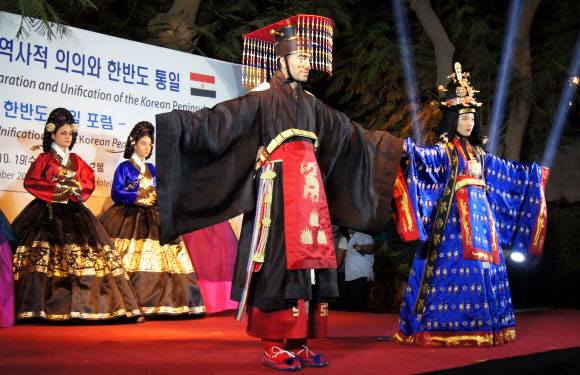 19일(현지시간) 이집트 수도 카이로 외곽 메나하우스 호텔에서 ’2016 한반도 통일 포럼’ 관련 문화 행사의 하나로 한복 패션쇼가 열리고 있다.  연합뉴스