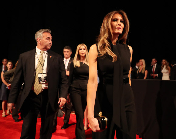 미국 공화당 대선후보 도널드 트럼프의 부인 멜라니아 트럼프(앞)와 딸 이반카 트럼프가 19일(현지시간) 미국 네바다 주 라스베이거스 네바다대학에서 열리는 3차 TV토론에 앞서 토론장에 도착하고 있다. EPA 연합뉴스