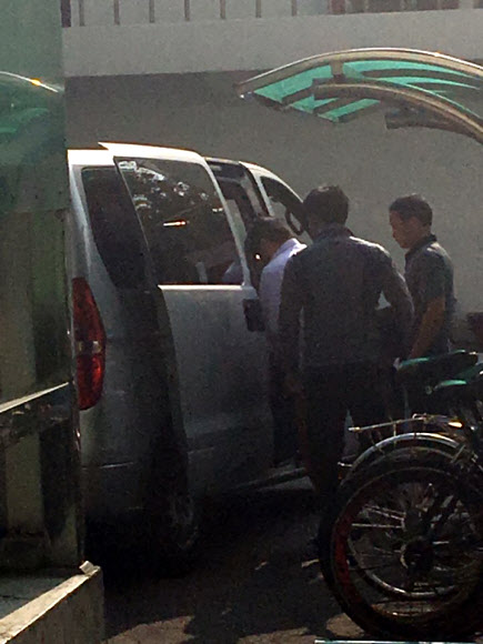 서울 강북경찰서 관계자들이 20일 오전 서울 강북구 오패산 터널 인근에서 사제 총기를 발사해 경찰관을 숨지게 한 용의자 성병대를 어디론가 이동시키고 있다. 연합뉴스