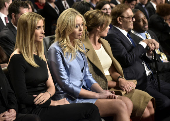 도널드 트럼프 미국 공화당 대선후보의 딸인 이반카 트럼프(왼쪽)와 티파니 트럼프가 19일(현지시간) 미국 네바다 주 라스베이거스 네바다대학에서 열리는 3차 TV토론에 참석하고 있다. AFP 연합뉴스