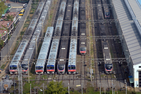철도파업 24일째를 맞는 20일 서울 구로구에 있는 한국철도공사 구로차량기지에 차량들이 몰려 있다.  이언탁기자 utl@seoul.co.kr