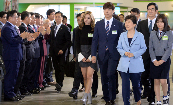 20일 일산킨텍스에서열린 2016 대한민국 행복교육박람회에 참석한 박근혜 대통령이 기립박수를 받으며 입장하고있다.  청와대사진기자단