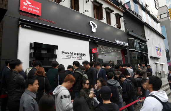 아이폰7 개통을 기다리는 고객들