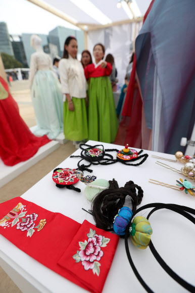 ’한복 직접 입어보세요’