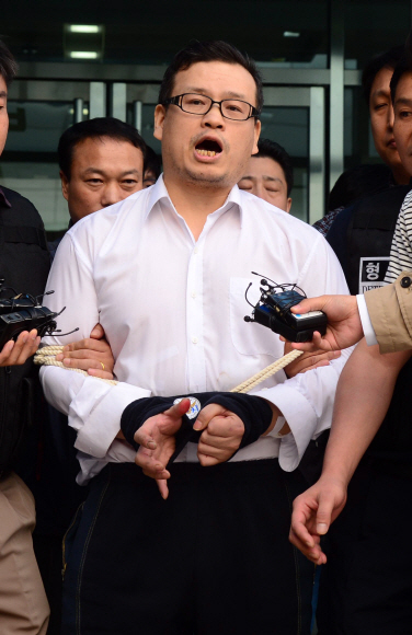 오패산 사제 총기 사건의 범인 성병대가 21일 서울 북부지법에서 영장실질심사를 받고 나오며 기자들의 질문에 답하고 있다. 박지환 기자 popocar@seoul.co.kr