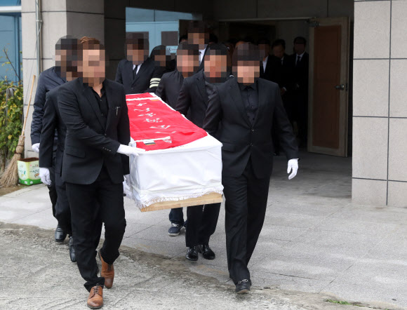 24일 오전 울산시 남구 울산국화원에서 경부고속도로 관광버스 화재 사고 희생자인 故 이모(61)씨 부부의 영결식이 엄수되고 있다.  연합뉴스