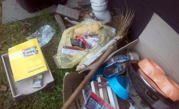 ’비선 실세’ 의혹을 받는 최순실 씨와 딸 정유라 씨 등이 최근까지 거주한 것으로 보이는 독일 프랑크푸르트 인근 도시 슈미텐 그라벤비젠벡 8번지 주택의 내부 모습. 한국 라면과 과자 봉지 등이 버려져 있다.  연합뉴스