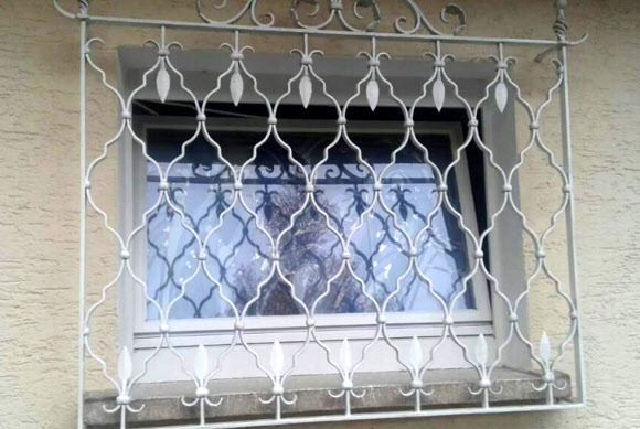 ’비선 실세’ 의혹을 받는 최순실 씨와 딸 정유라 씨 등이 최근까지 거주한 것으로 보이는 독일 프랑크푸르트 인근 도시 슈미텐 그라벤비젠벡 8번지 주택 창문.  연합뉴스