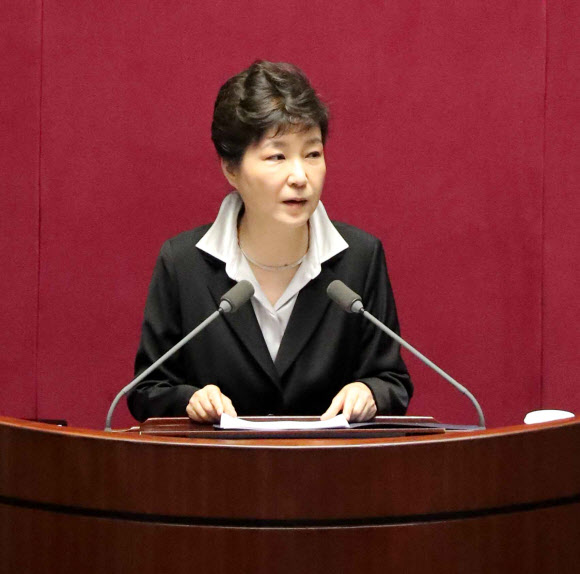 박근혜 대통령이 24일 오전 국회 본회의에서 2017년도 예산안 시정연설을 하고 있다.  연합뉴스