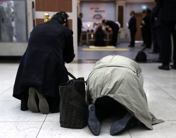 24일 오전 울산시 남구 울산국화원에서 열린 경부고속도로 관광버스 화재 사고 희생자 故 김모(57)씨 부부의 영결식에서 유가족과 친지들이 오열하고 있다.  연합뉴스