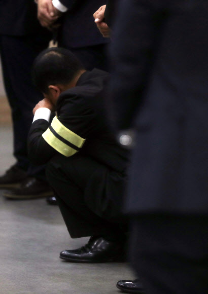 24일 오전 울산시 남구 울산국화원에서 열린 경부고속도로 관광버스 화재 사고 희생자 故 김모(57)씨 부부의 영결식에서 유가족이 눈물을 흘리고 있다.  연합뉴스