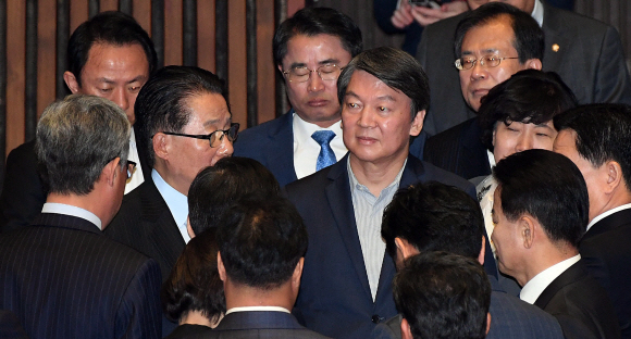 국민의당 안철수(가운데) 의원, 박지원(안 의원의 왼쪽) 원내대표 등 국민의당 의원들이 본회의장 뒤편에 모여 박 대통령의 개헌 발언에 대한 대응책을 논의하고 있다. 정연호 기자 tpgod@seoul.co.kr