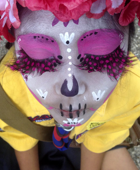 23일(현지시간) 멕시코 멕시코시티에서 열린 ‘죽은 자들의 날(Day of the Dead)’ 축제의 대표 캐릭터인 ‘카트리나’ 분장을 한 소녀가 긴 인조 속눈썹을 자랑하고 있다. AP 연합뉴스