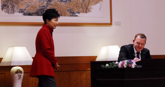 박근혜 대통령이 25일 오전 청와대에서 라스무센 덴마크 총리가 방문록에 서명하는 것을 바라보고 있다.  안주영 기자 jya@seoul.co.kr