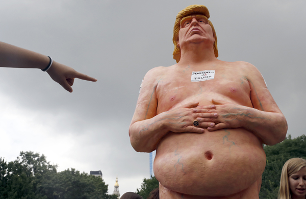 미국의 도널드 트럼프 공화당 대통령 후보를 비꼬기 위해 만들어진 ‘누드 트럼프 동상’