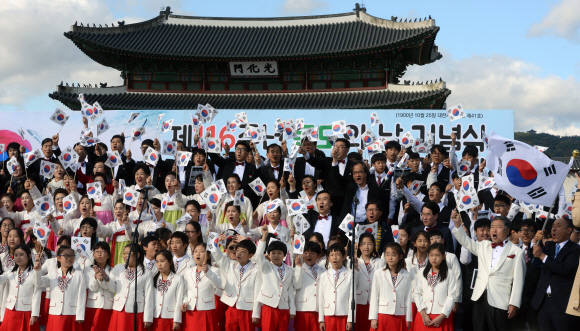 25일 서울 광화문광장에서 열린 제 116회 독도의 날 기념식에서 참가자들이 태극기를 휘날리며 조국찬가를 부르고 있다. 이종원 선임기자 jongwon@seoul.co.kr