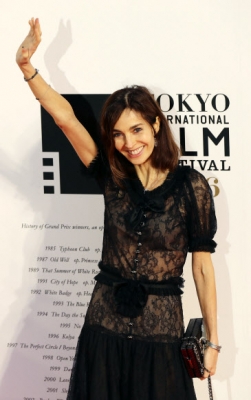 프랑스 여배우 안느 파릴로드가 25일(현지시간) 일본 도쿄에서 열린 ‘도쿄 국제 영화제’ 개막식에서 포즈를 취하고 있다. AP 연합뉴스