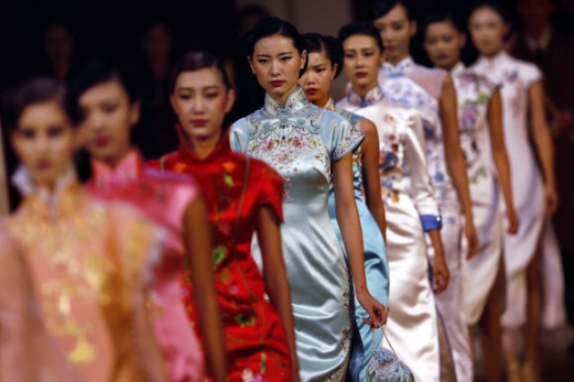 모델들이 25일(현지시간) 중국 베이징에서 열린 ‘메르세데스-벤츠 차이나 패션 위크(Mercedes-Benz China Fashion Week)’ 오프닝 쇼에서 ‘네 타이거(NE TIGER)’의 작품을 입고 행진을 하고 있다. AP 연합뉴스