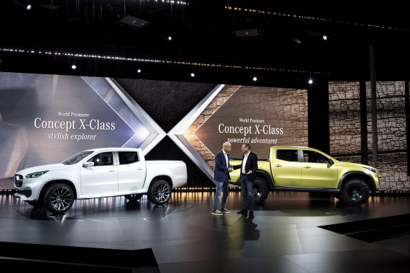 메르세데스 벤츠가 25일(현지시간) 스웨덴 스톡홀름의 아티펠라그 갤러리에서 열린 이벤트에서 신형 픽업트럭 X클래스를 공개했다. EPA 연합뉴스