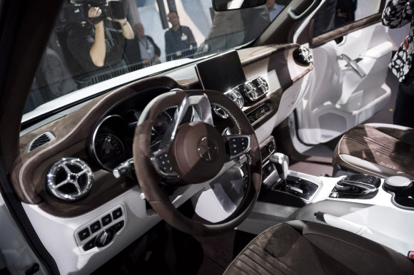 메르세데스 벤츠가 25일(현지시간) 스웨덴 스톡홀름의 아티펠라그 갤러리에서 열린 이벤트에서 공개한 픽업트럭 X클래스 내부. EPA 연합뉴스