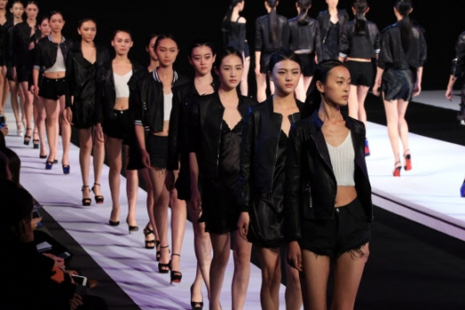 중국 베이징에서 열린 베이징 패션위크에서 디자이너 ‘왕 페이(Wang Fei)’의 의상을 입은 모델들이 런웨이를 걷고 있다. <br>신화 연합뉴스