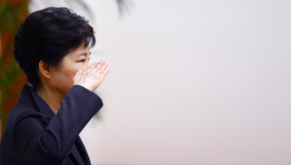박근혜 대통령이 26일 청와대에서 열린 ‘군 장성 진급 및 보직 신고’ 행사에서 거수 경례를 하고 있다. 안주영 기자 jya@seoul.co.kr