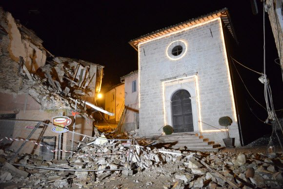 26일(현지시간) 이탈리아 카스텔 산탄젤로 지역의 산 세바스티아노 교회가 규모 5.9 지진의 충격으로 인해 일부 붕괴됐다. 2016.10.27 AP 연합뉴스